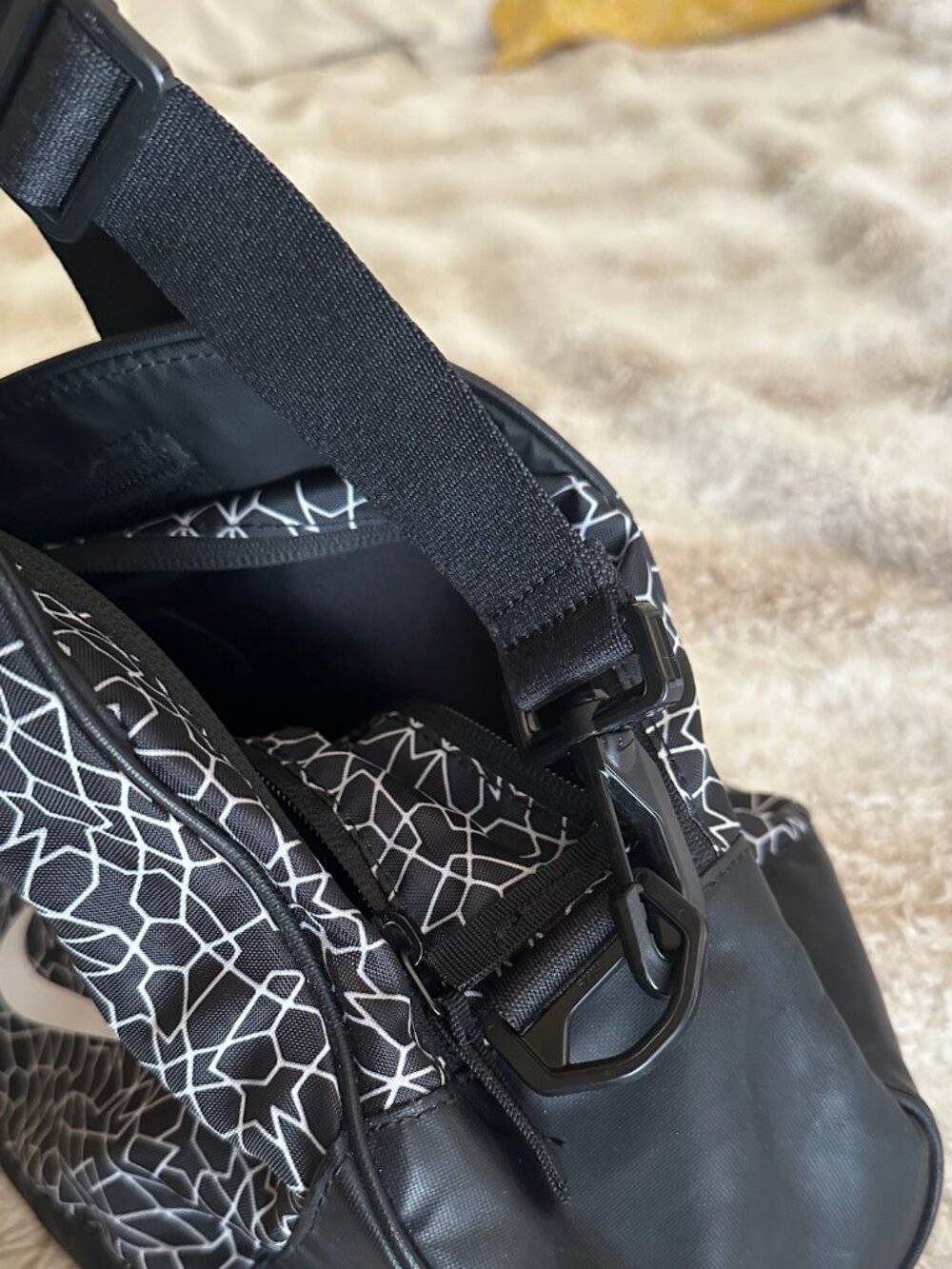 Nike Legend Club Duffle Bag – Black & White Geometric Print - Picture 7 of 10